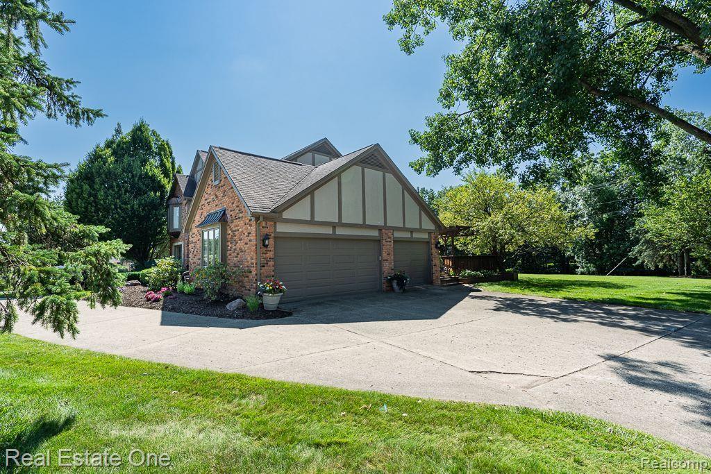 1692 Snowden Circle Rochester, MI 48306 - Photo 2 of 40 3 CAR Side Entry Garage