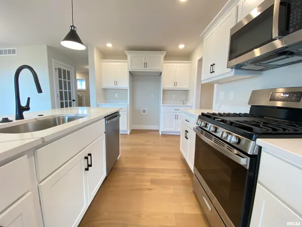 $459,900 | 421 Hodges Court, Chatham, IL 62629