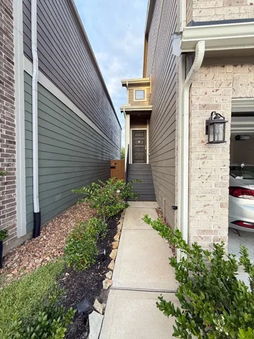 a view of a back yard of the house