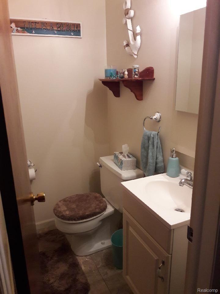 2121 Highfield Road Waterford, MI 48329 - Photo 23 of 23 1/2 bath on main level