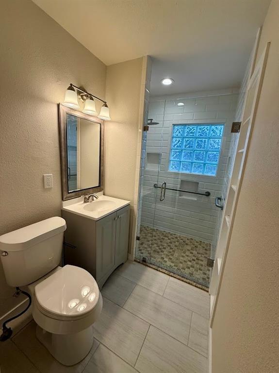 133 Gordon Drive Azle, TX 76020 - Photo 21 of 29 a bathroom with a toilet sink and mirror
