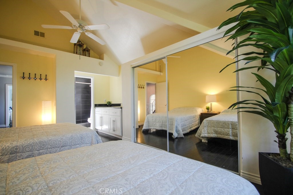 1920 Maple Avenue, Unit A Costa Mesa, CA 92627 - Photo 28 of 35 a bedroom with bed and a potted plant