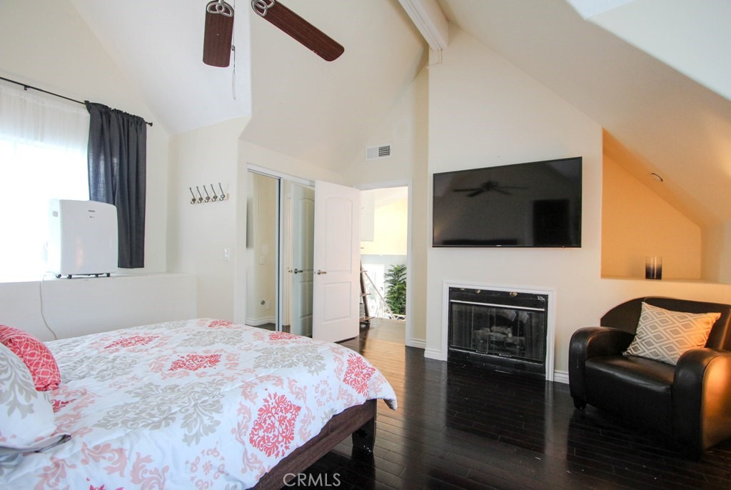 1920 Maple Avenue, Unit A Costa Mesa, CA 92627 - Photo 29 of 35 a bedroom with a bed and a television