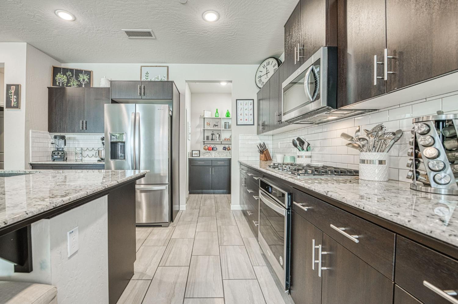 4098 Buckingham Avenue Clovis, CA 93619 - Photo 2 of 38