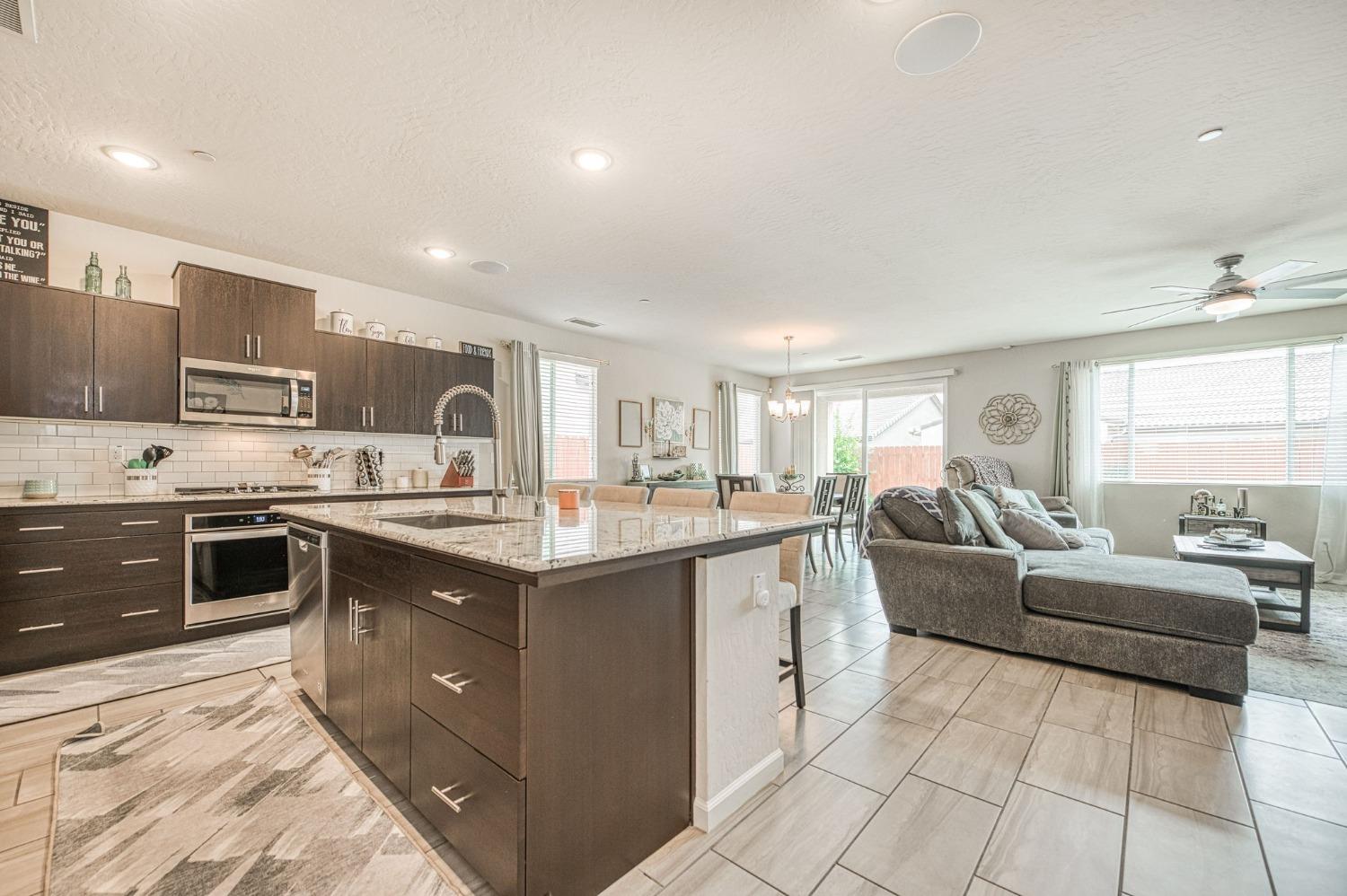 4098 Buckingham Avenue Clovis, CA 93619 - Photo 3 of 38