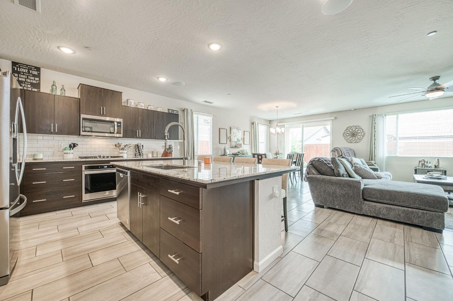 4098 Buckingham Avenue Clovis, CA 93619 - Photo 7 of 38