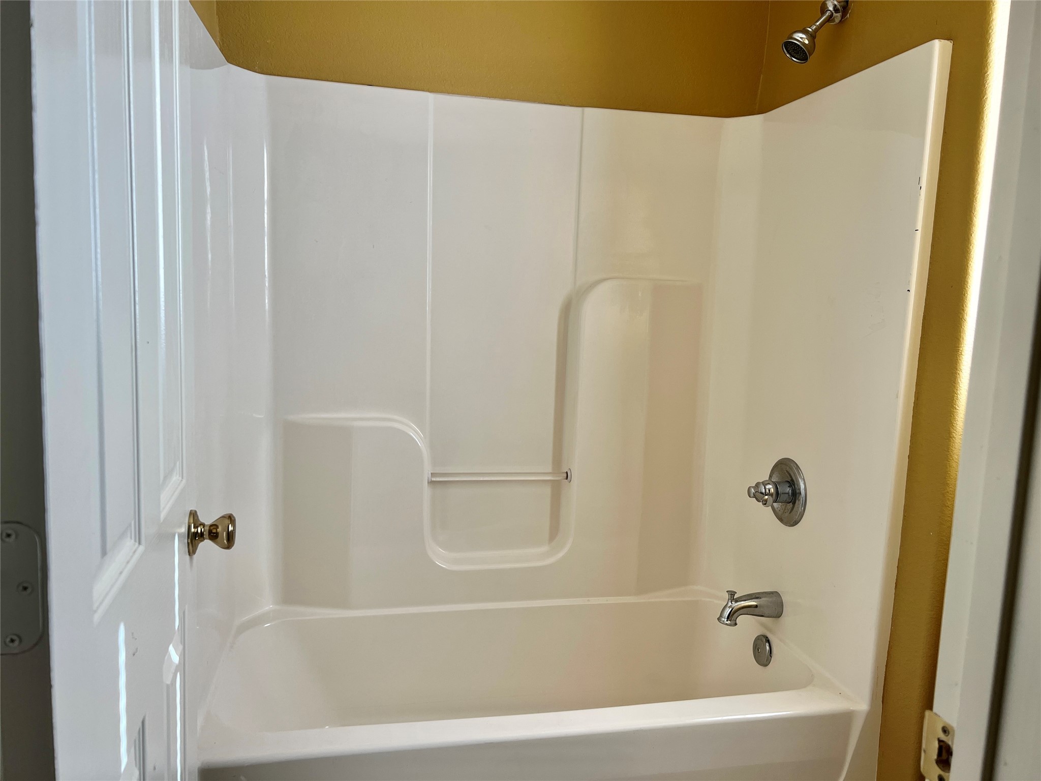 3301 Roya Court Port Arthur, TX 77642 - Photo 21 of 40 a bathroom with a bathtub