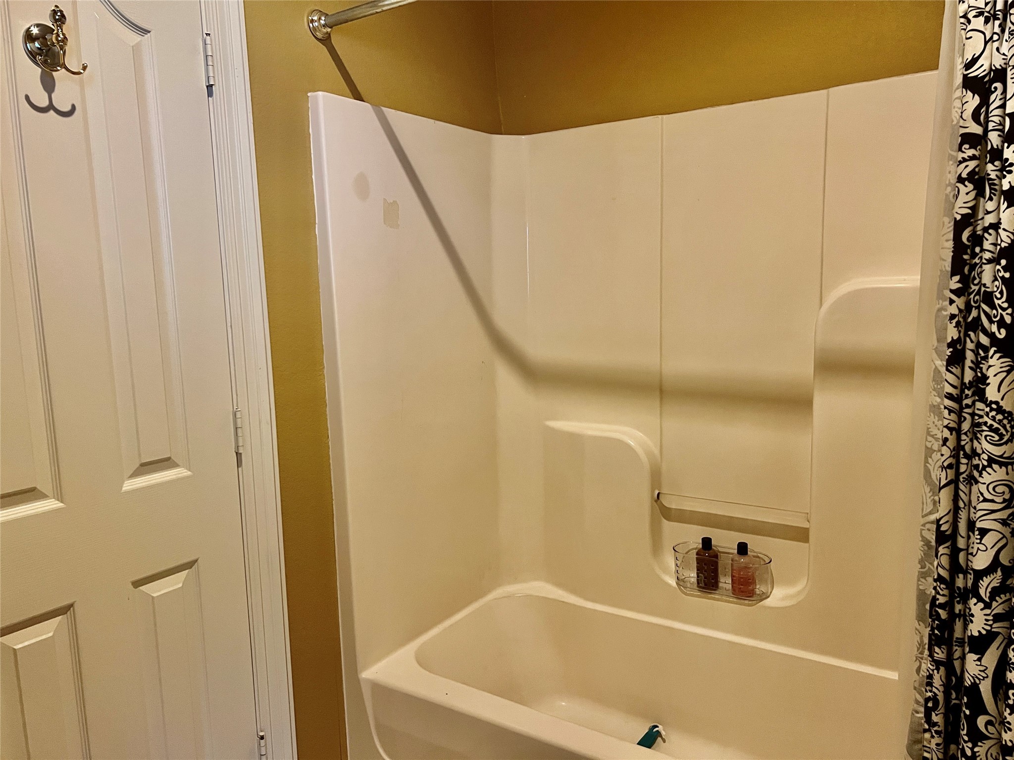 3301 Roya Court Port Arthur, TX 77642 - Photo 30 of 40 a bathroom with a bathtub