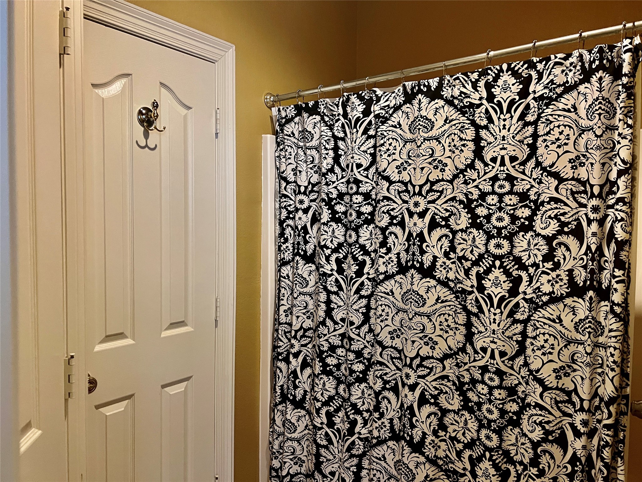 3301 Roya Court Port Arthur, TX 77642 - Photo 31 of 40 a bathroom with a shower curtain