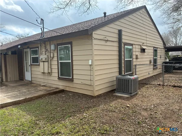 a view of a house with a backyard