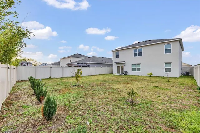 a view of a backyard