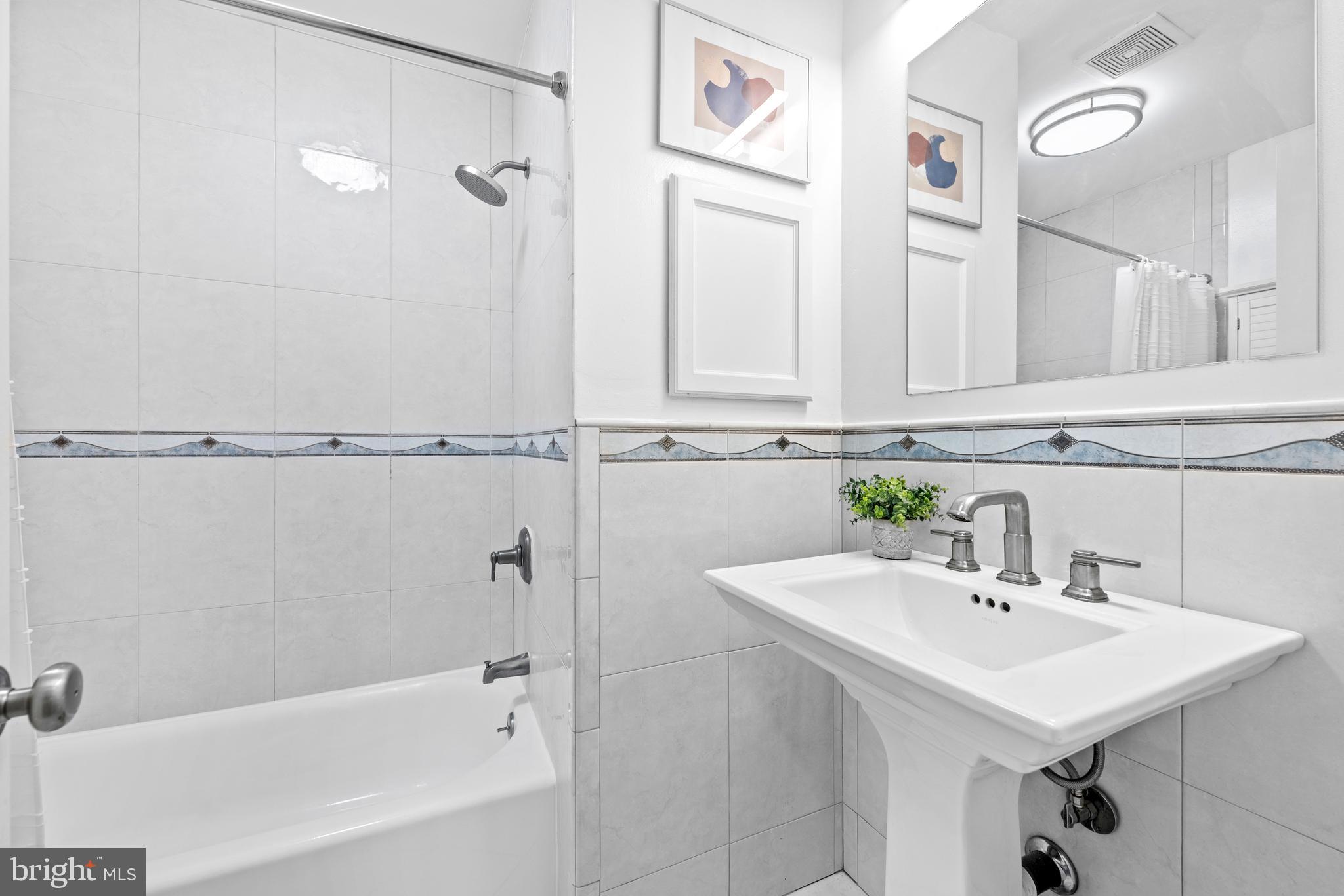 11612 Clipstone Lane Reston, VA 20191 - Photo 20 of 51 a bathroom with a sink a vanity and a bathtub