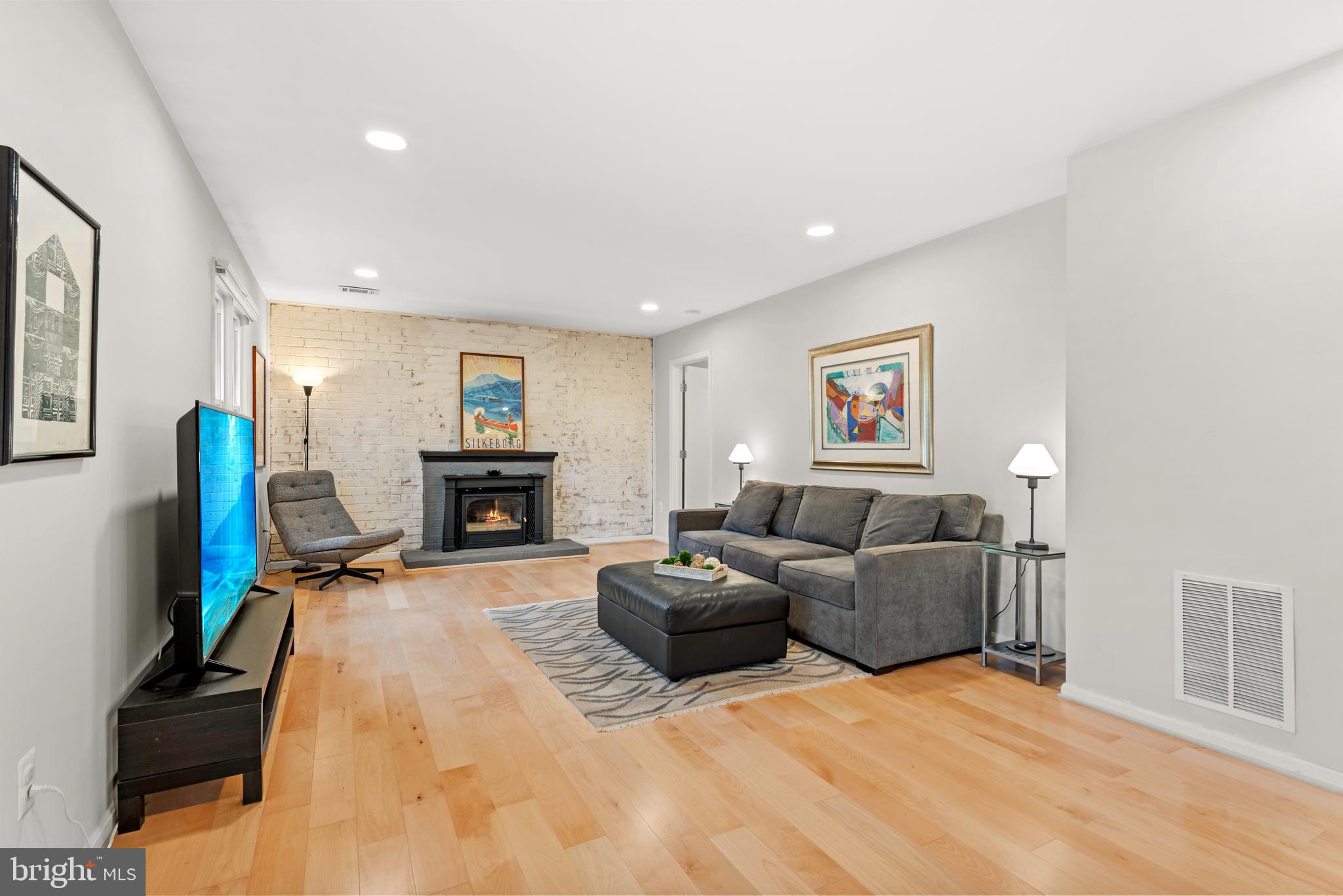 11612 Clipstone Lane Reston, VA 20191 - Photo 23 of 51 a living room with furniture and a flat screen tv