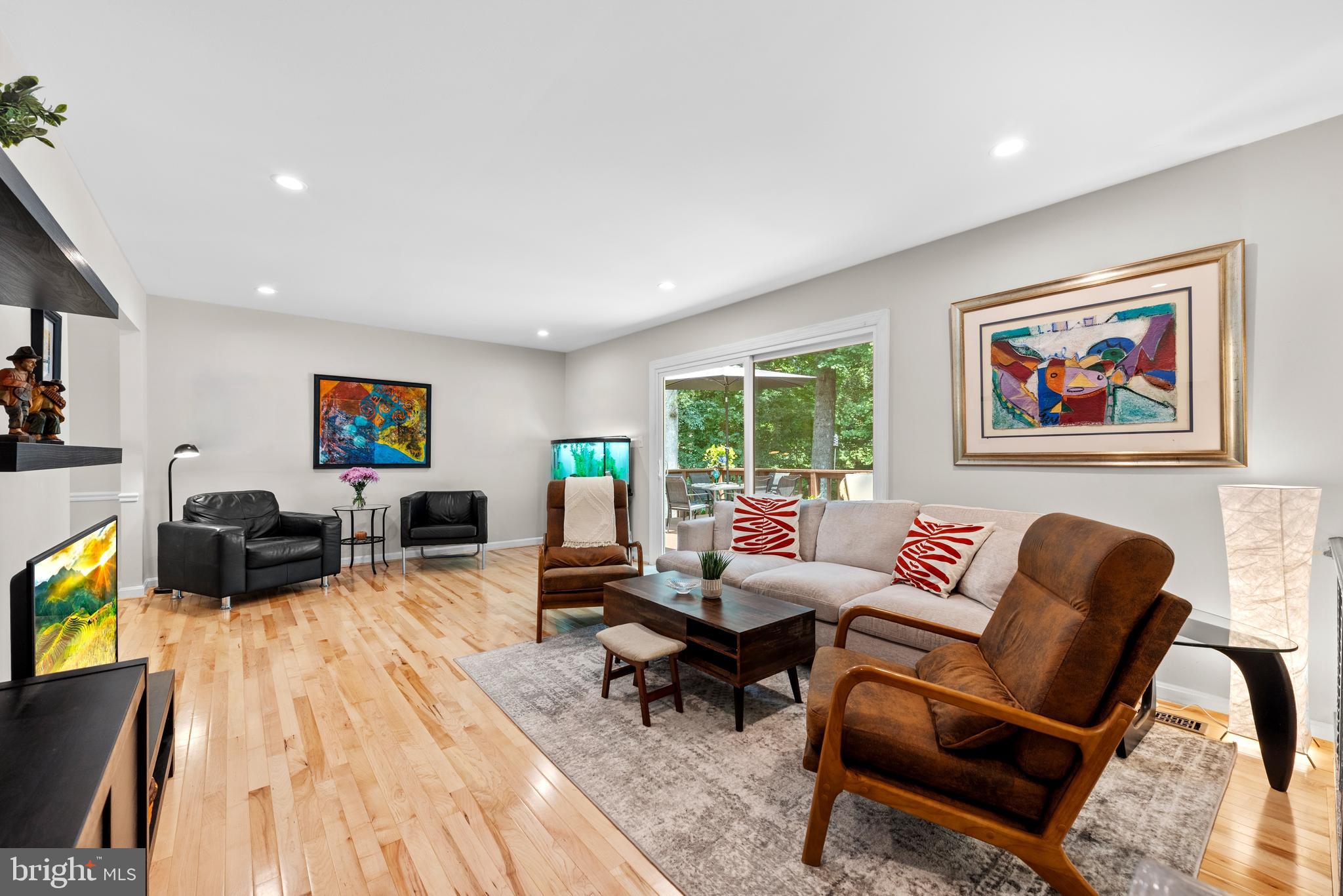 11612 Clipstone Lane Reston, VA 20191 - Photo 4 of 51 Bright living room
