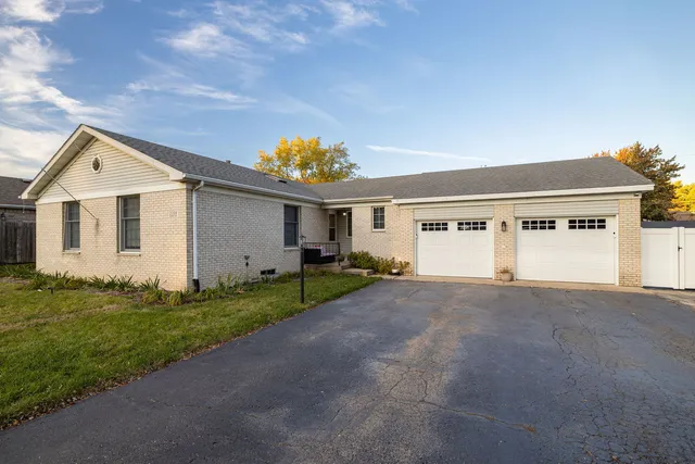 $2,300 | 2208 Root Street, Crest Hill, IL 60403