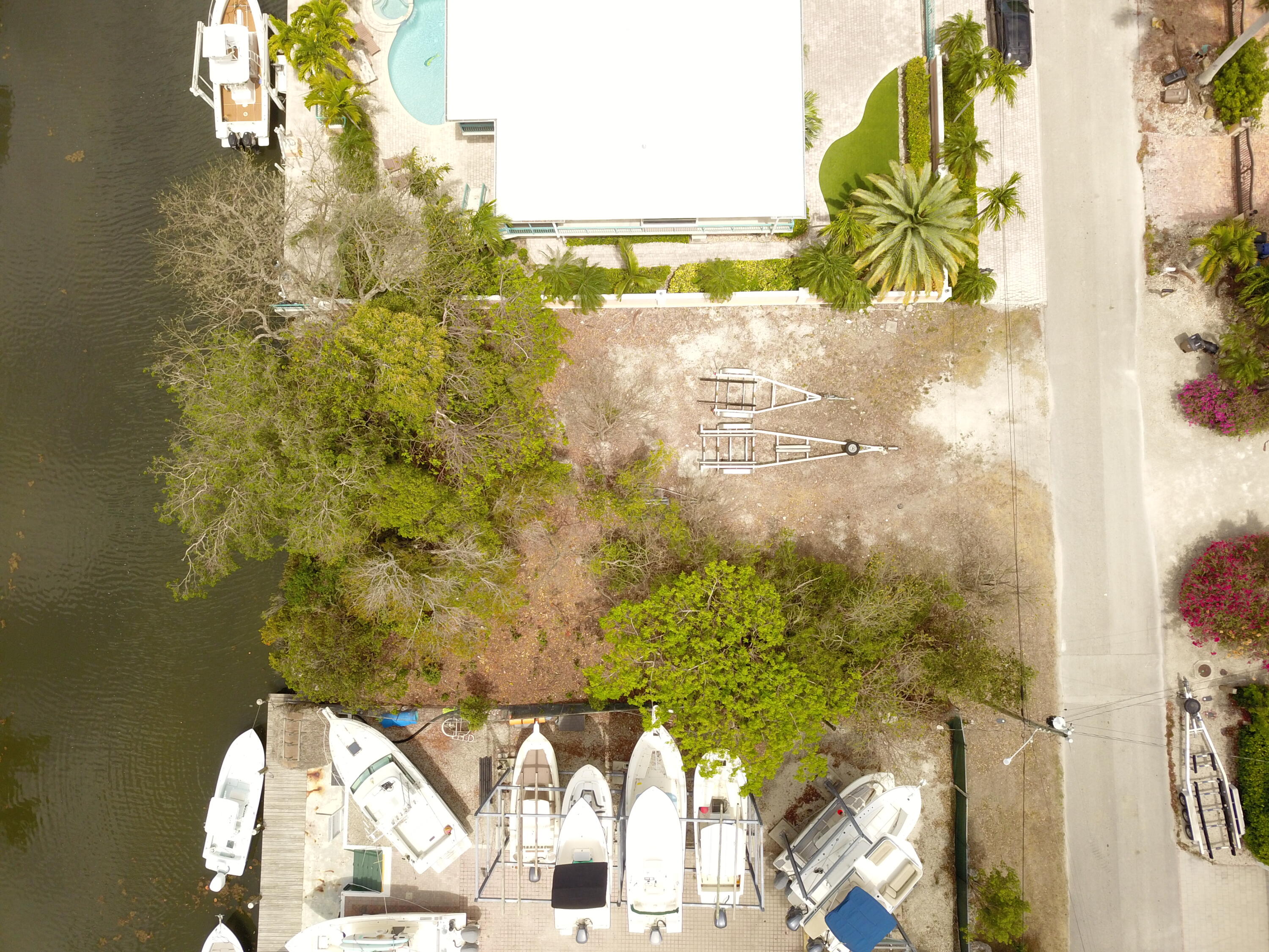 8 South Exuma Road Key Largo, FL 33037 - Photo 3 of 18 a view of bathtub with wooden floor