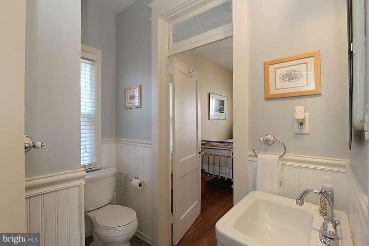 809 Philadelphia Avenue Silver Spring, MD 20910 - Photo 19 of 30 Bath1