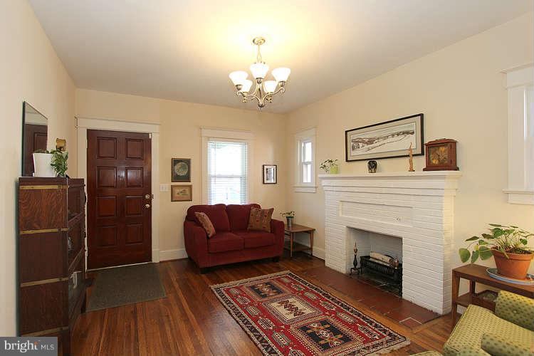 809 Philadelphia Avenue Silver Spring, MD 20910 - Photo 6 of 30 Living Room3