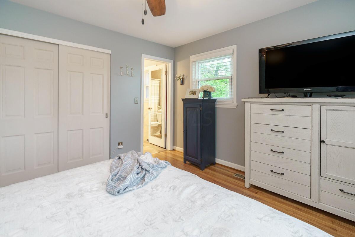 2611 Charing Road, Unit B Columbus, OH 43221 - Photo 12 of 23 Ensuite