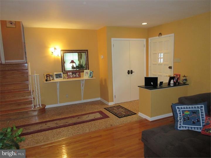 1228 Meinel Road Huntingdon Valley, PA 19006 - Photo 5 of 24 Foyer