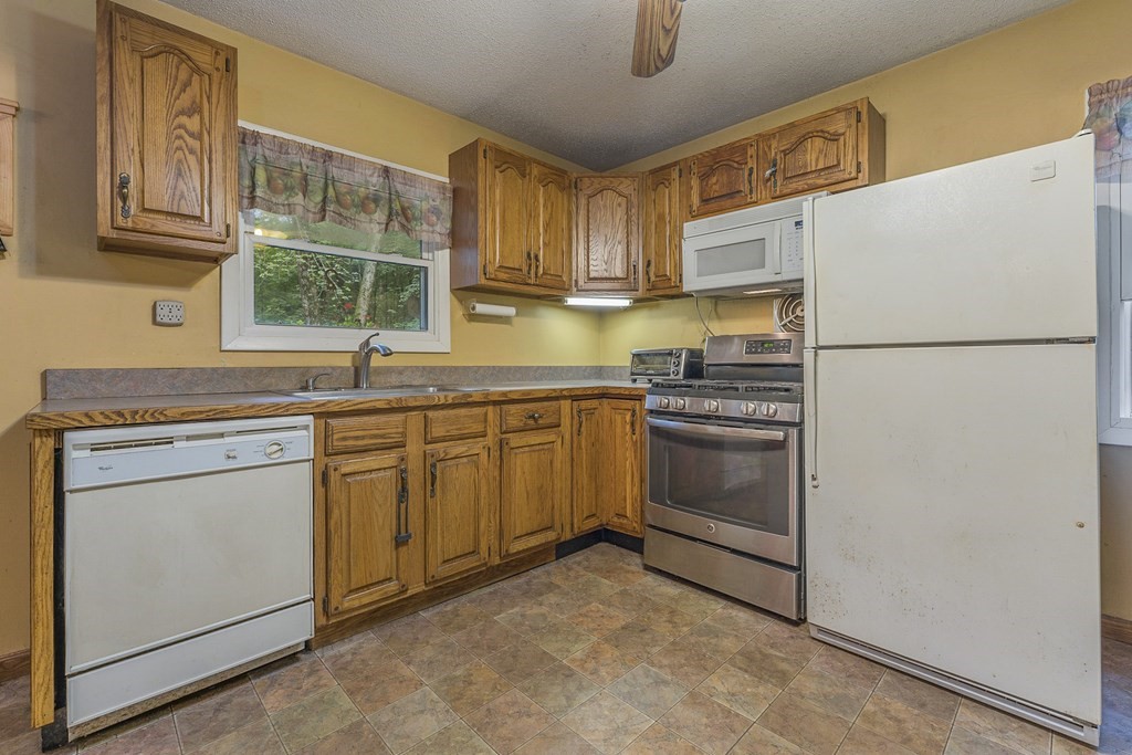 19 Larch Road Georgetown, MA 01833 - Photo 7 of 19 Gallery Image 7