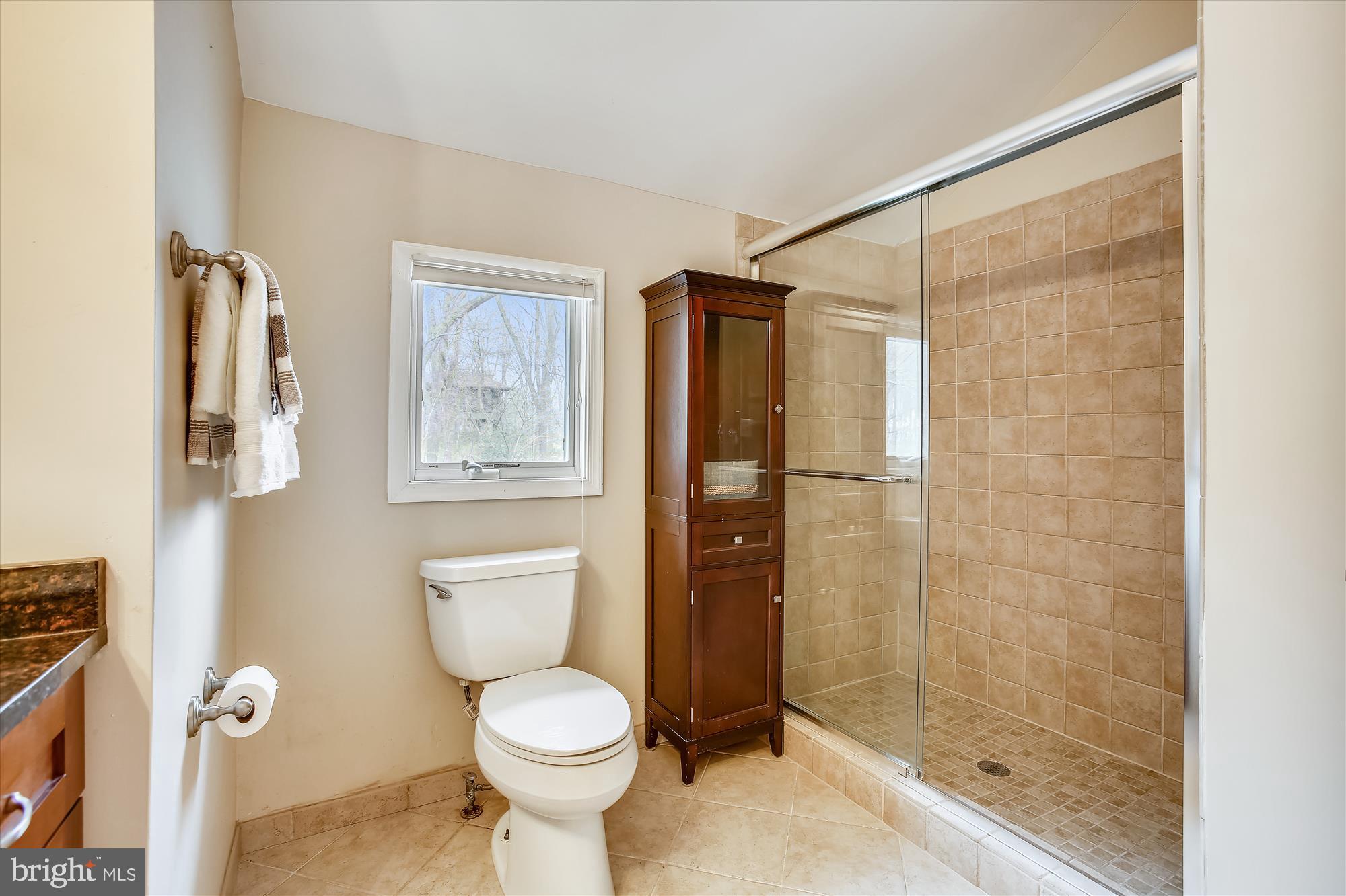502 Walker Road Great Falls, VA 22066 - Photo 57 of 92 Upper Level Hall Bathroom