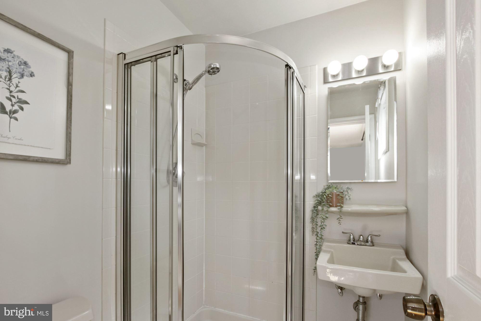 407 Hannes Street Silver Spring, MD 20901 - Photo 21 of 31 Owner's bathroom!