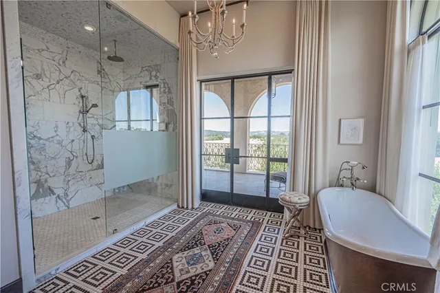 a view of a house with backyard and garden