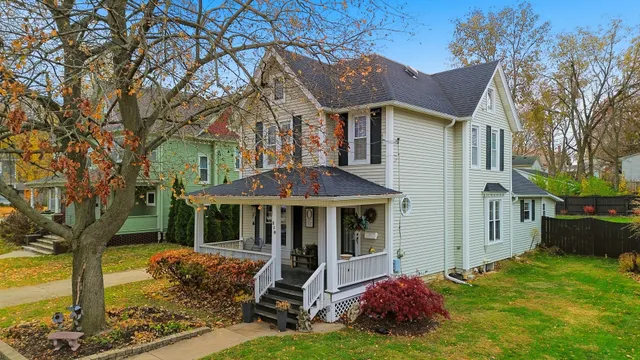 a view of house with a yard