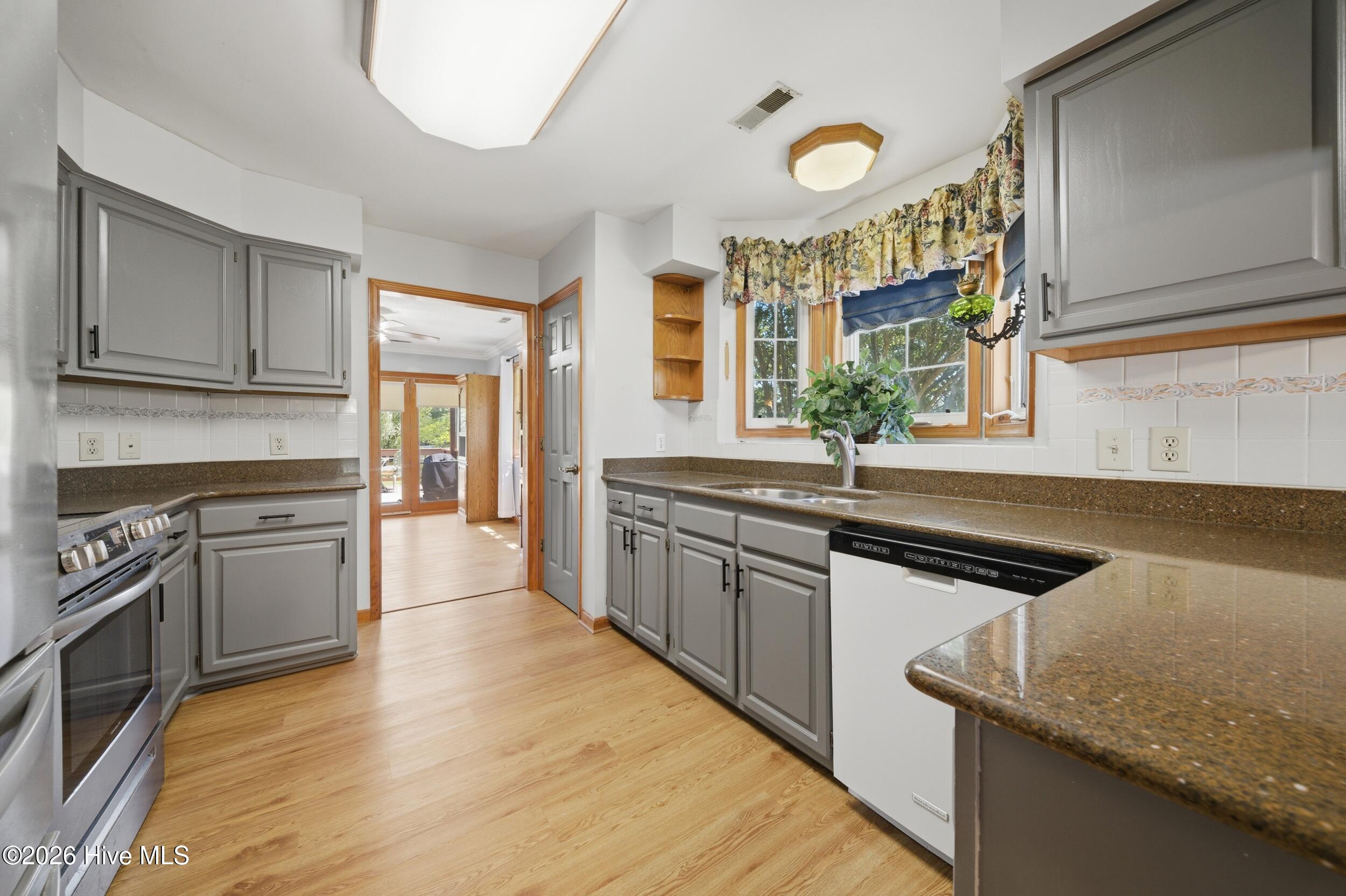 136 Simpson Road Barco, NC 27917 - Photo 13 of 54 kitchen