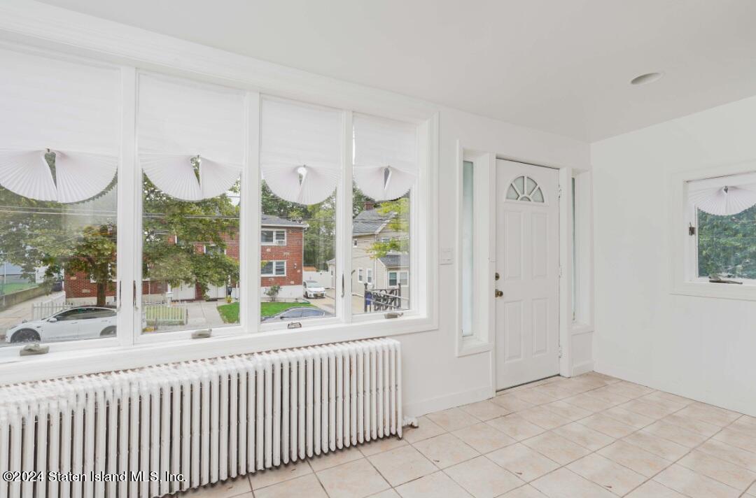 127 Roe Street Staten Island, NY 10310 - Photo 3 of 23 mmexport1727974673521
