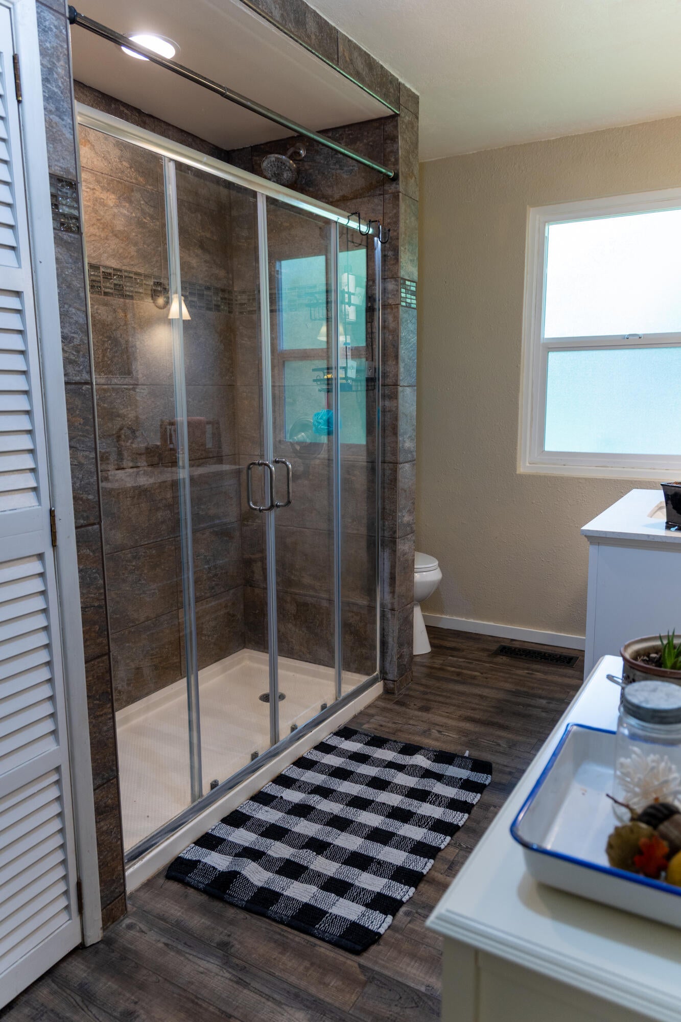 2835 Sundown Road Medford, OR 97501 - Photo 31 of 61 guest bathroom