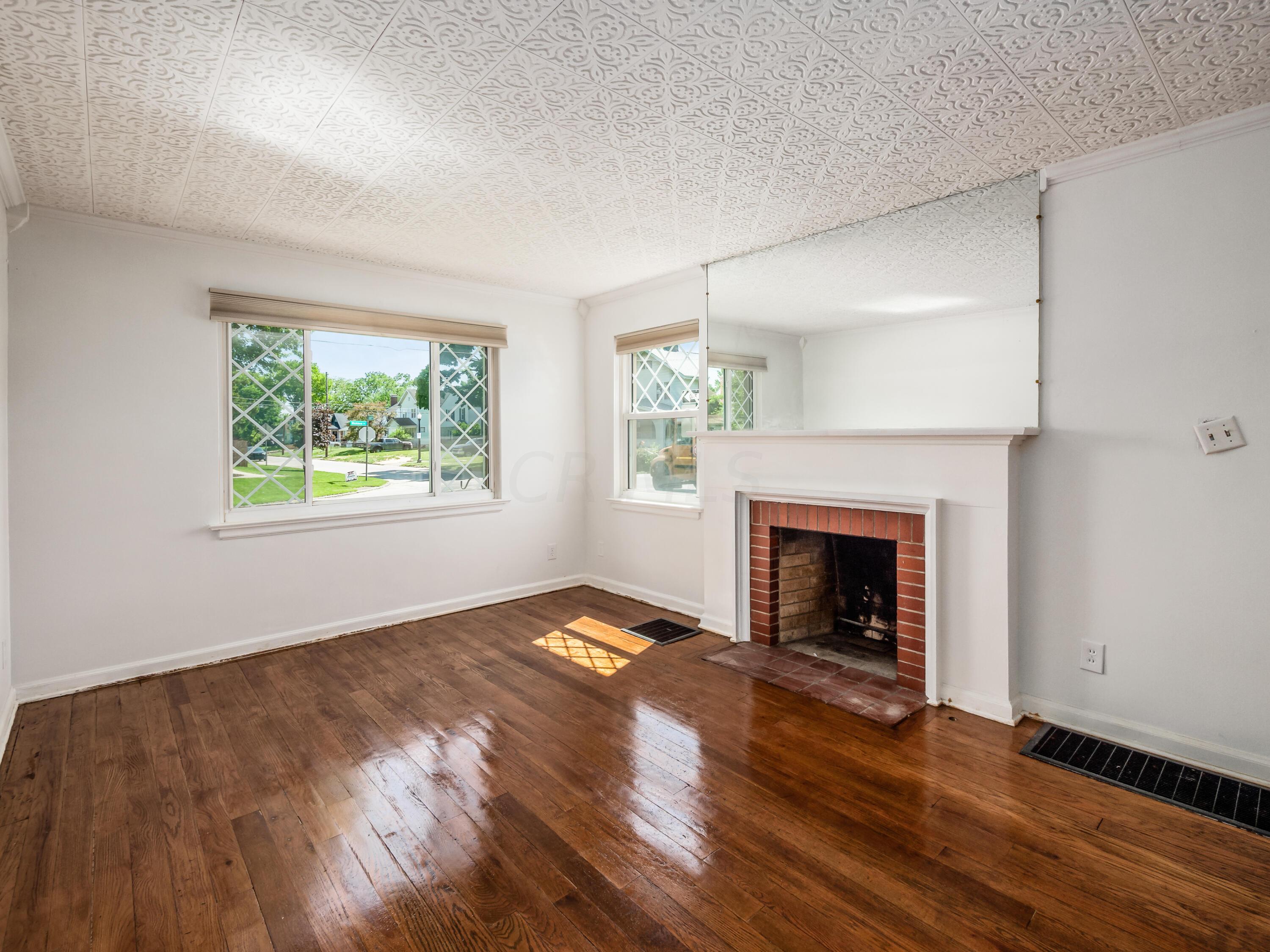 3032 Wicklow Road Columbus, OH 43204 - Photo 4 of 34 ORIGINAL HARDWOOD FLOORS, JUST REFINISHED!