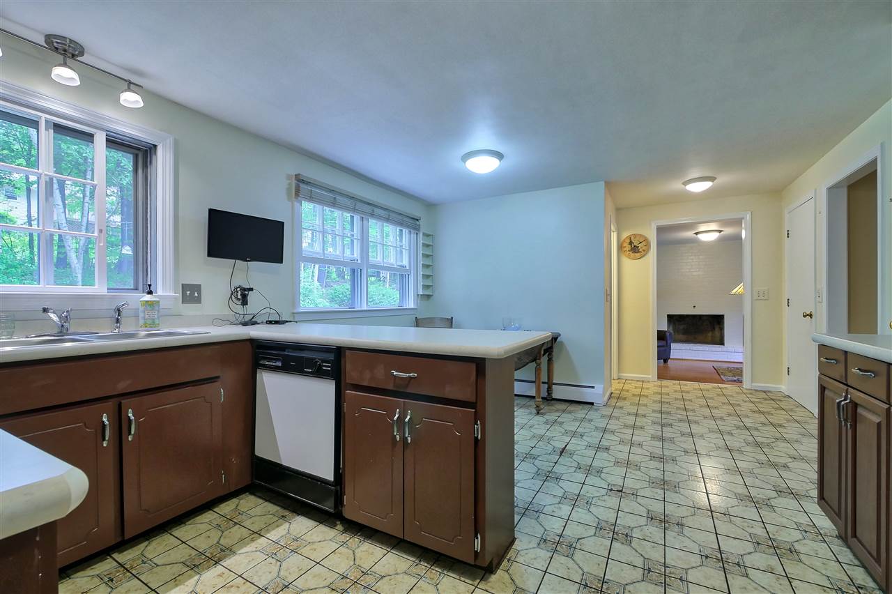 14 Warton Road Nashua, NH 03062 - Photo 8 of 28