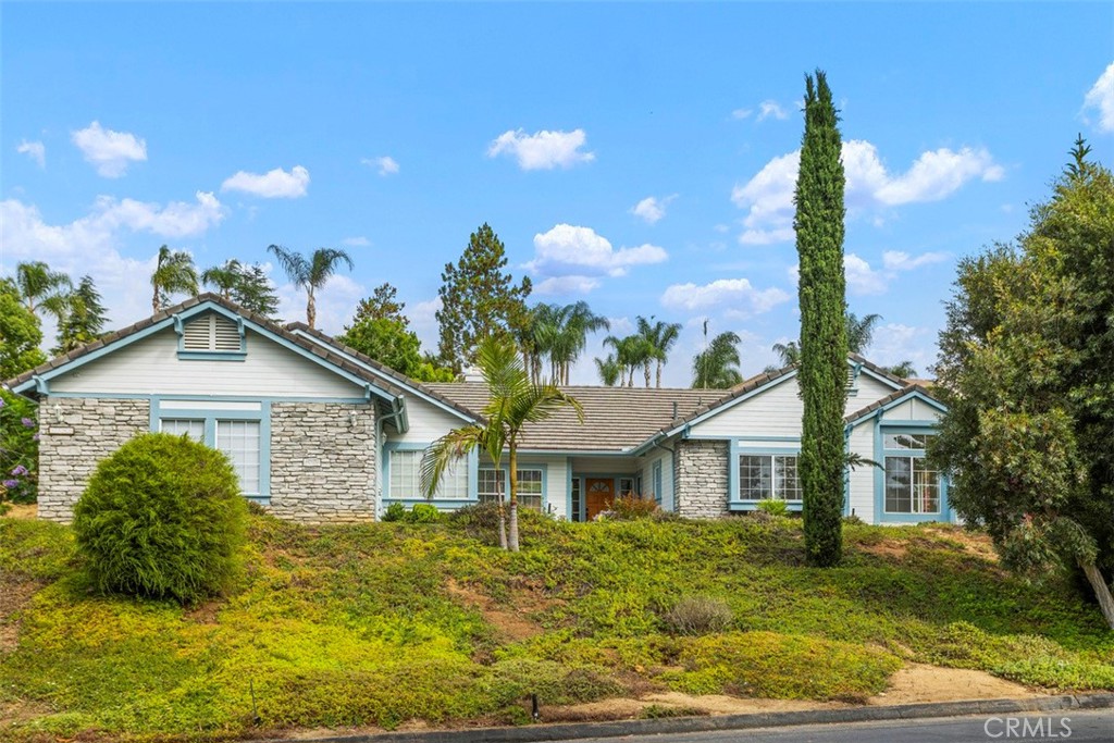 1795 Palomares Road Fallbrook, CA 92028 - Photo 3 of 37 a front view of a house with a yard