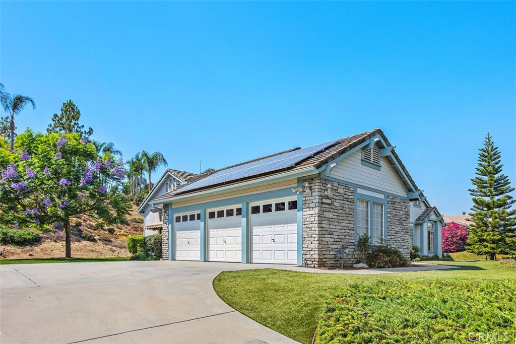1795 Palomares Road Fallbrook, CA 92028 - Photo 35 of 37 a front view of a house with a yard