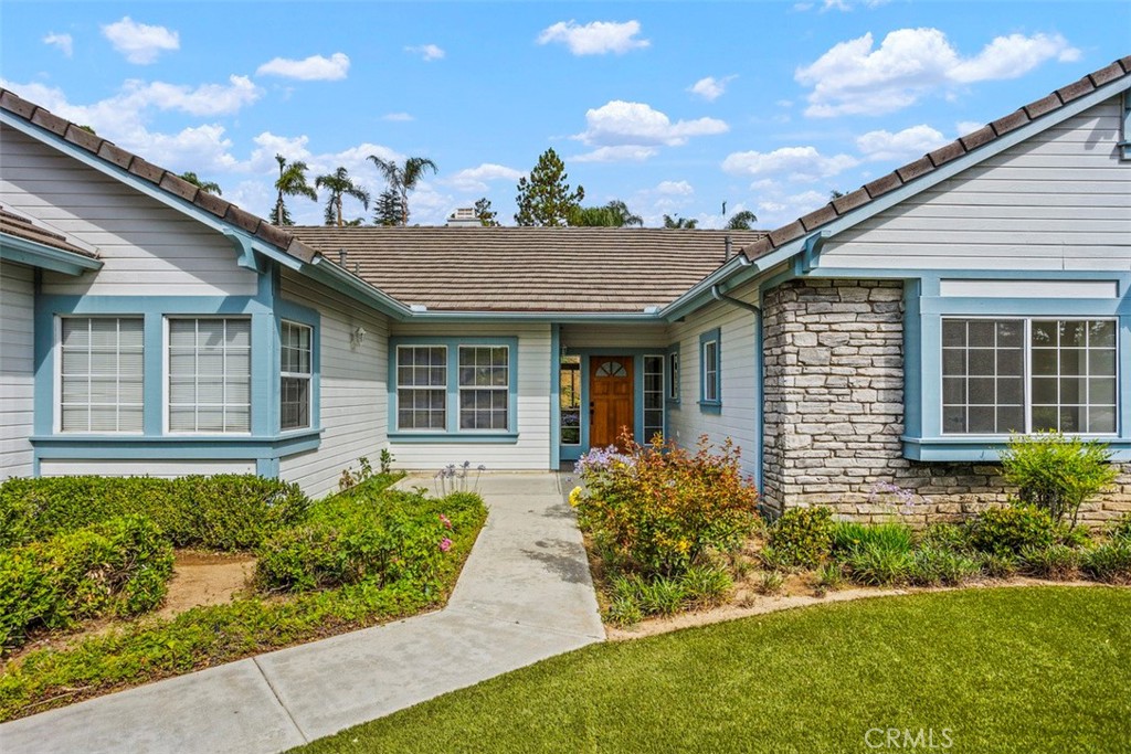 1795 Palomares Road Fallbrook, CA 92028 - Photo 4 of 37 a front view of a house with a yard