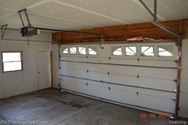 2181 East Allen Road Howell, MI 48855 - Photo 30 of 32 Garage