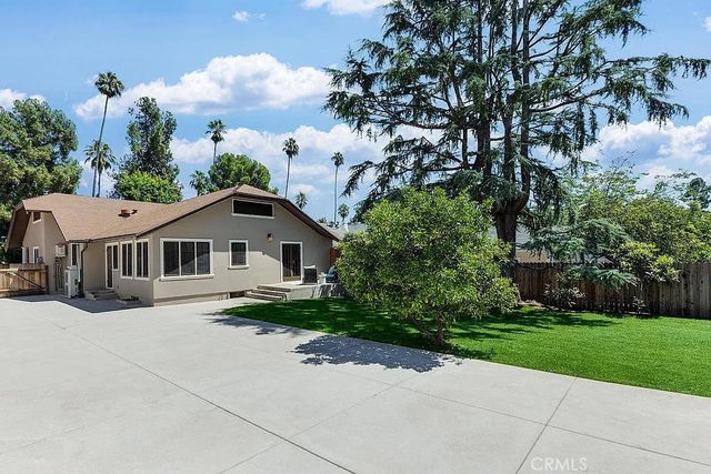 a view of house with a yard