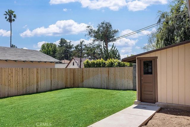a view of a backyard