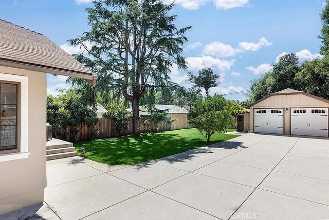 a view of a back yard of the house