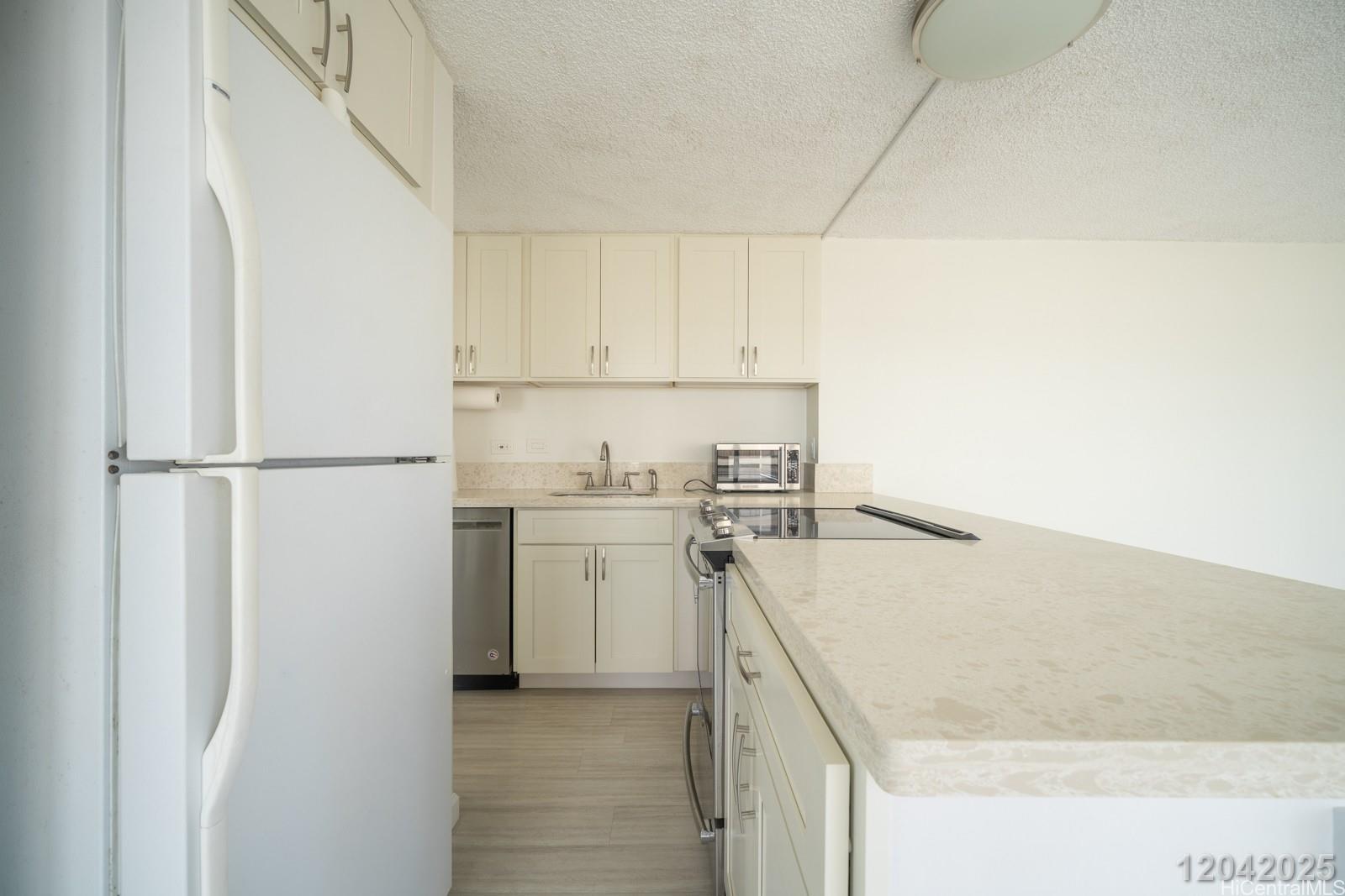 2525 Date Street, Unit 2405 Honolulu, HI 96826 - Photo 7 of 14 a utility room with dryer and washer