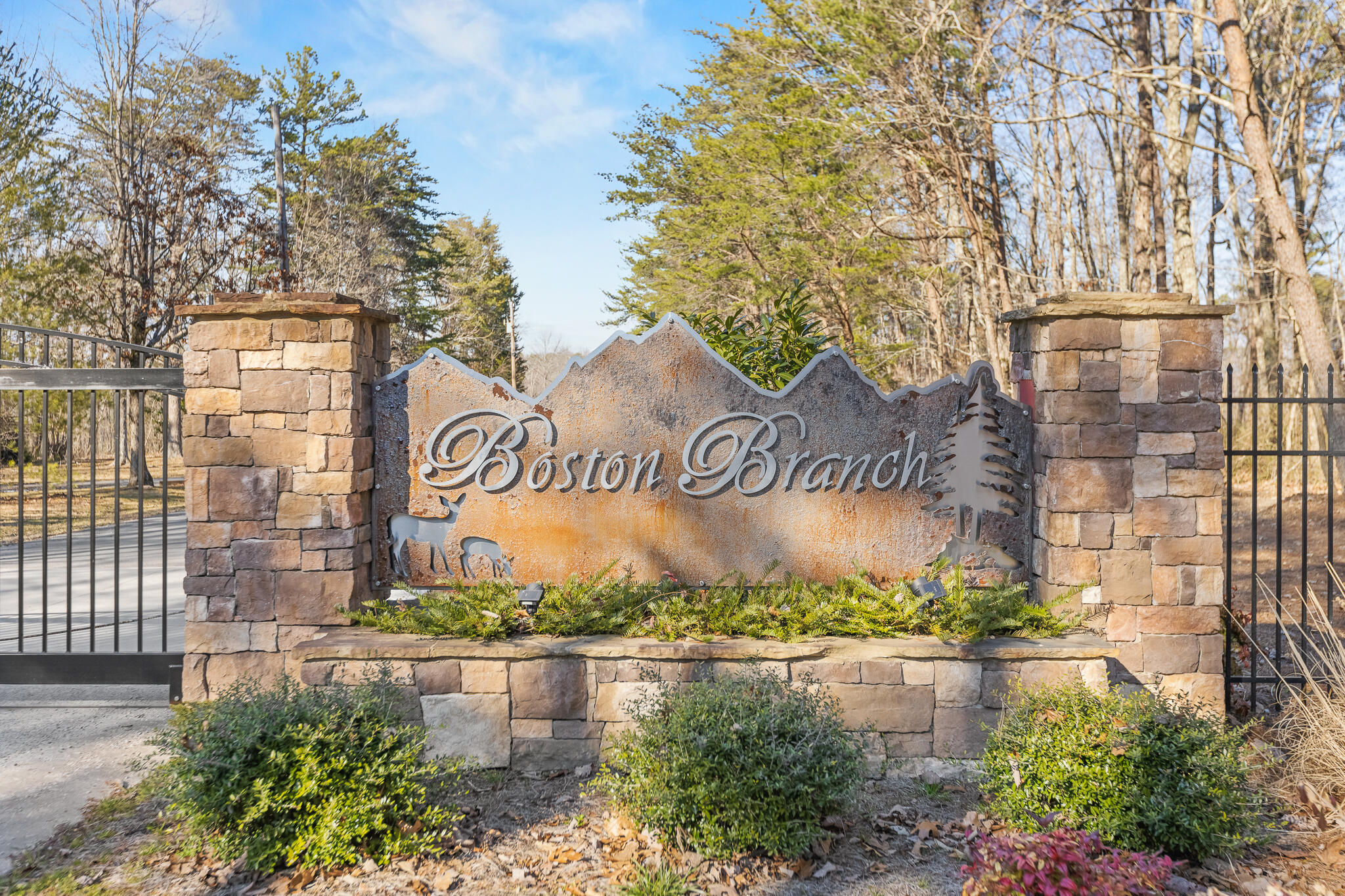 2335 Little Bend Road Signal Mountain, TN 37377 - Photo 4 of 40 Community Entrance