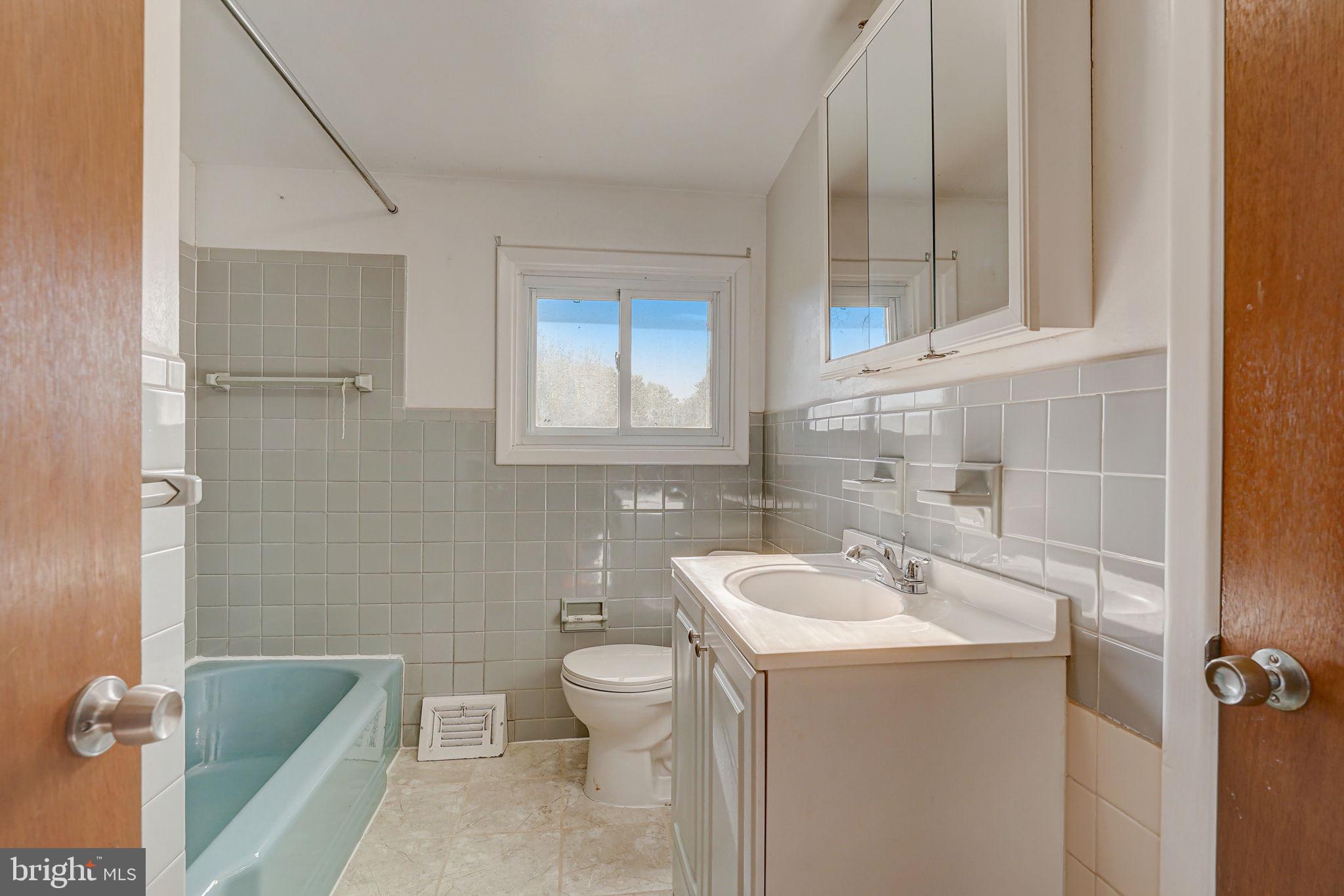 8201 Cobden Road Glenside, PA 19038 - Photo 21 of 31 Full hall bath