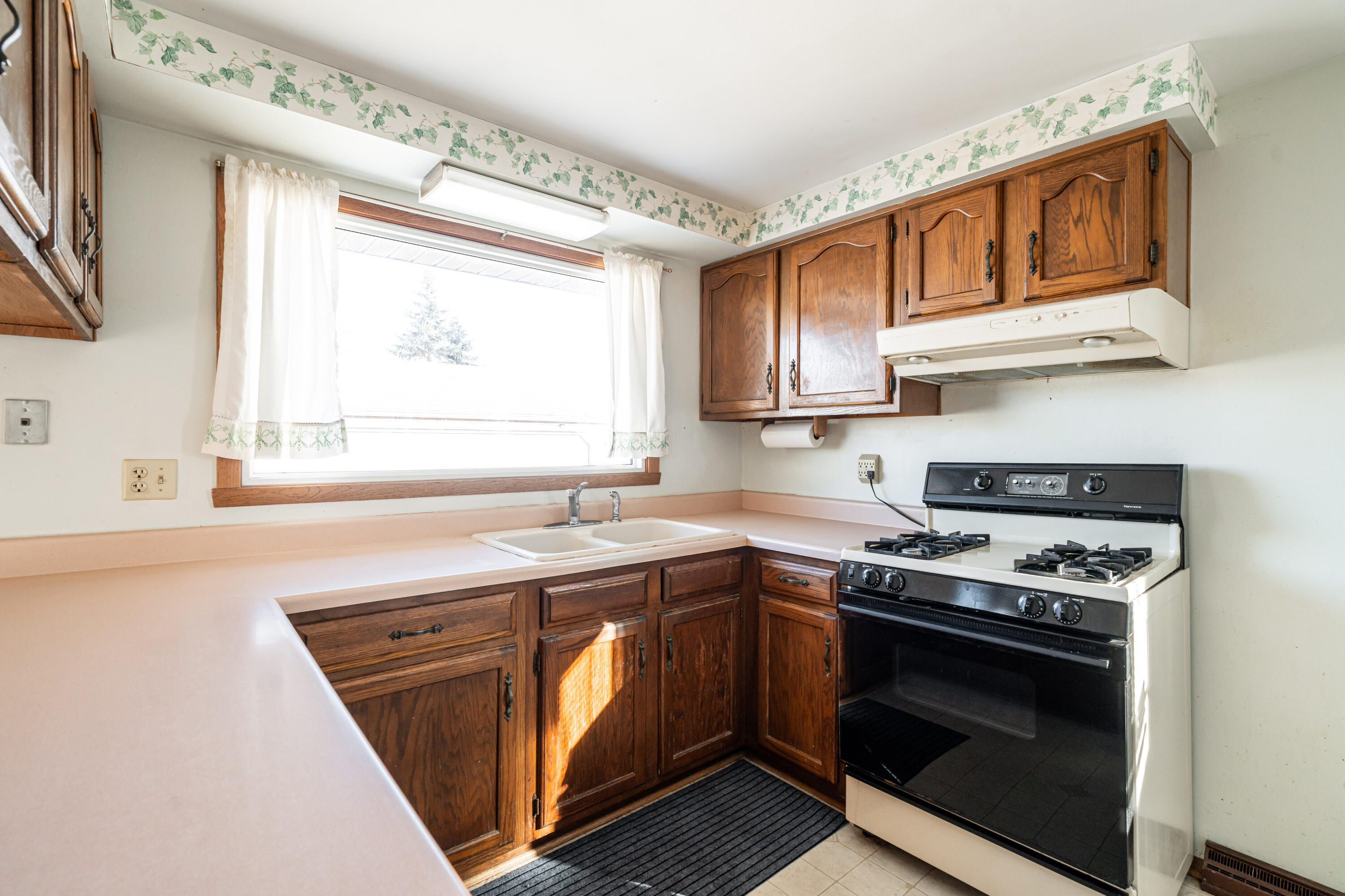2938 Stonebridge Drive Caledonia, WI 53404 - Photo 33 of 47 Kitchen