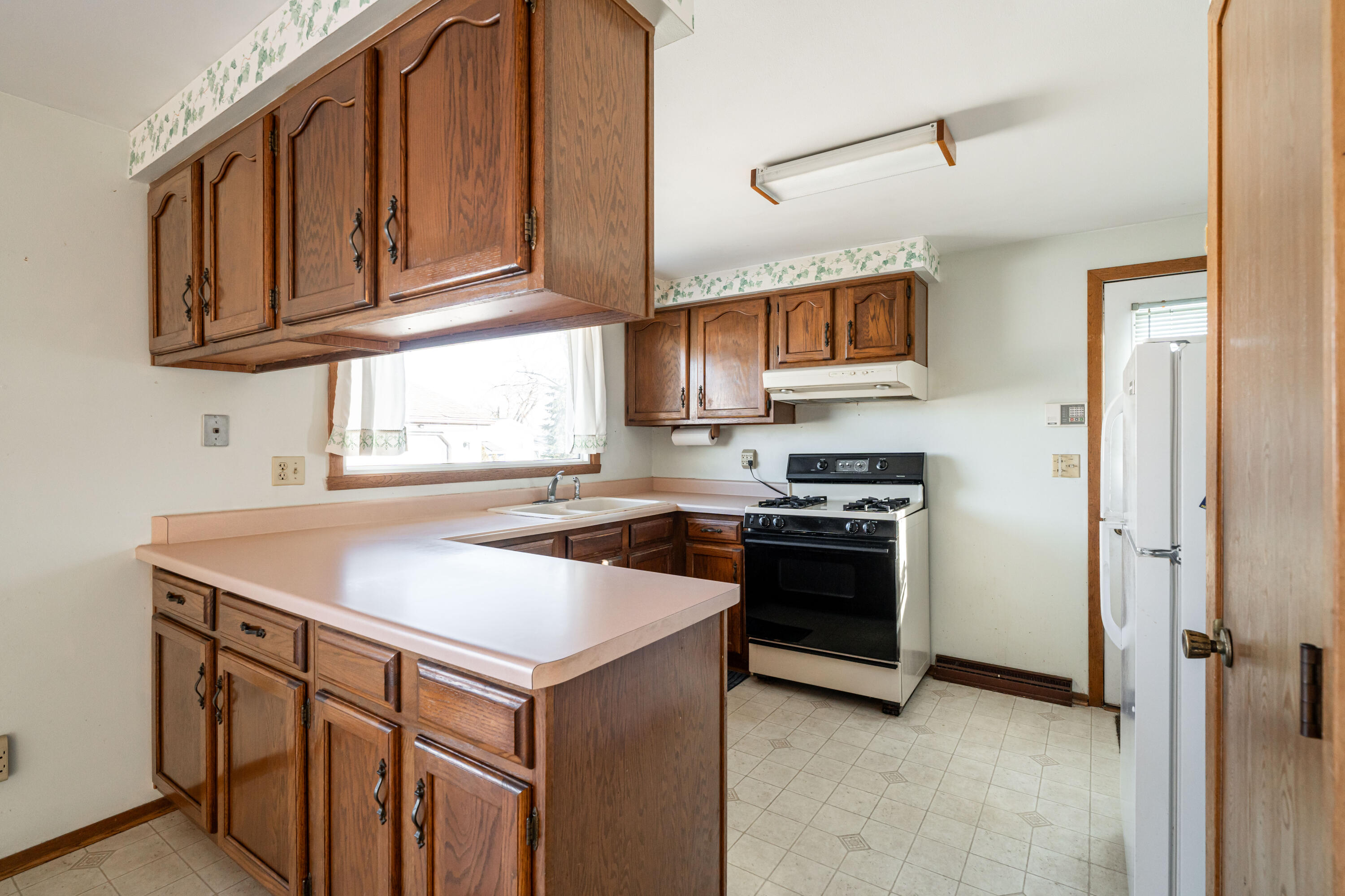 2938 Stonebridge Drive Caledonia, WI 53404 - Photo 35 of 47 Kitchen