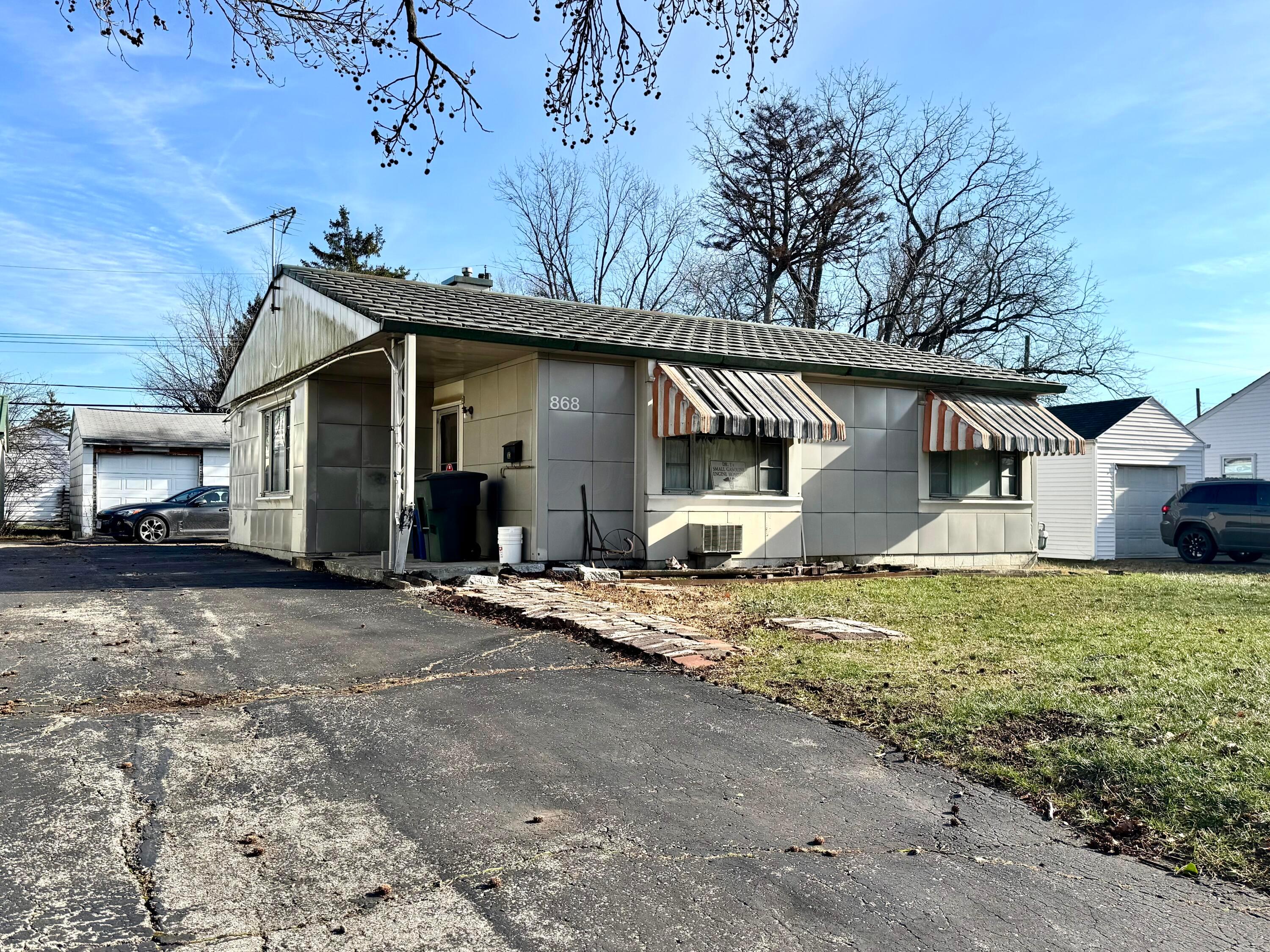 868 South Broadleigh Road Columbus, OH 43209 - Photo 3 of 10 IMG_2039