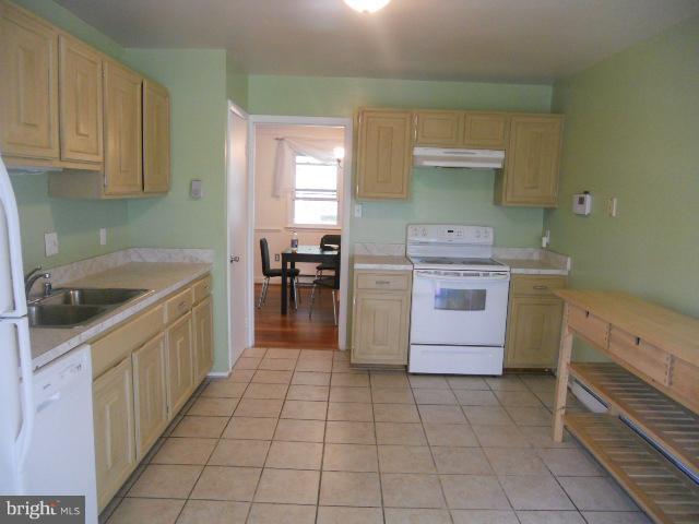 13526 Delaney Road Woodbridge, VA 22193 - Photo 6 of 15 Kitchen