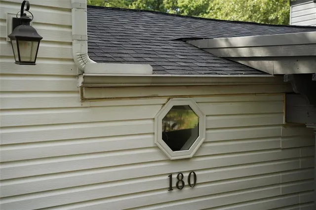 a view of entryway and kitchen