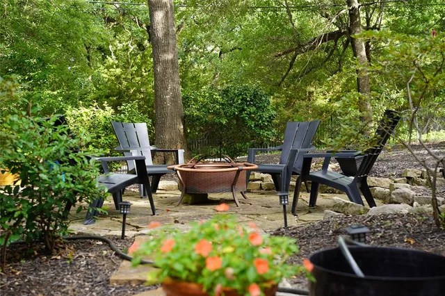 a view of a chairs and table in a backyard